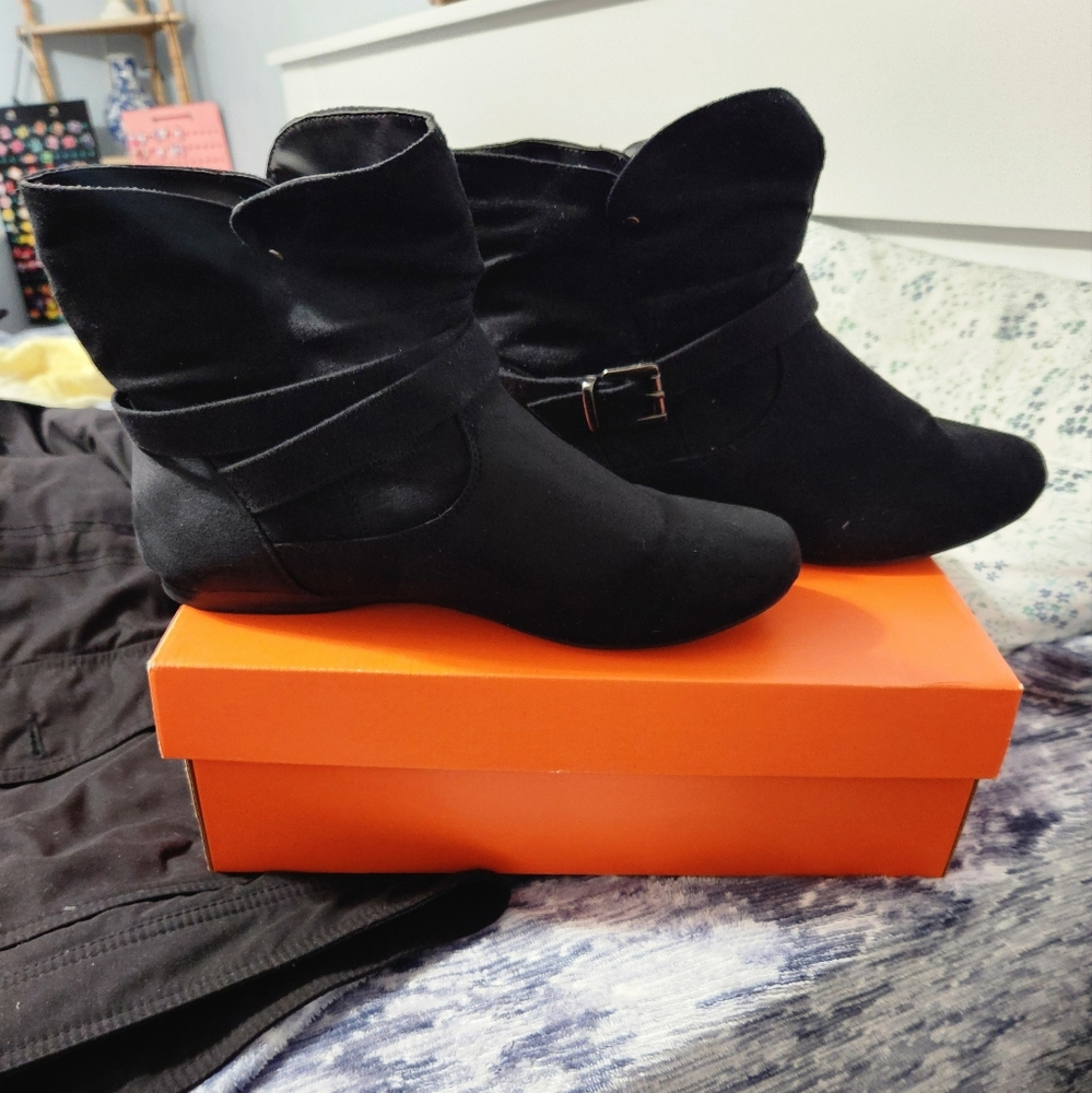 Black women's 9.5 ankle boots slightly used once